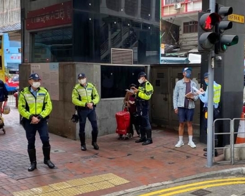 警方在港島各區打擊行人亂過馬路。警方圖片