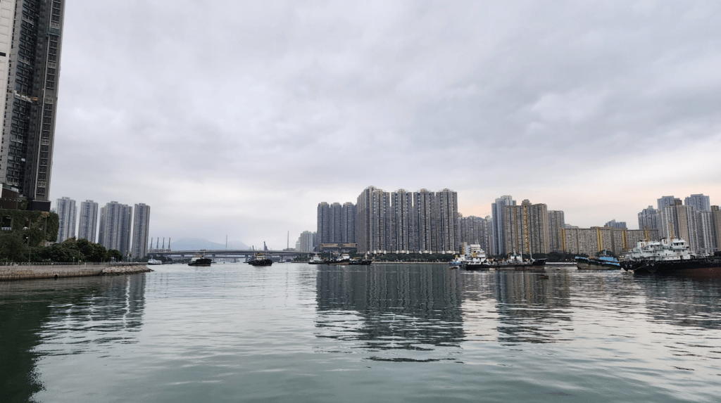 本港地區今日大致多雲,有一兩陣驟雨。黎志偉攝 本港地區今日大致多雲,有一兩陣驟雨。黎志偉攝