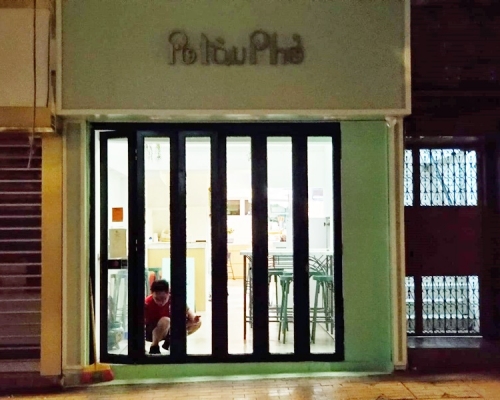 餐廳5扇玻璃門遭人惡意破壞。
