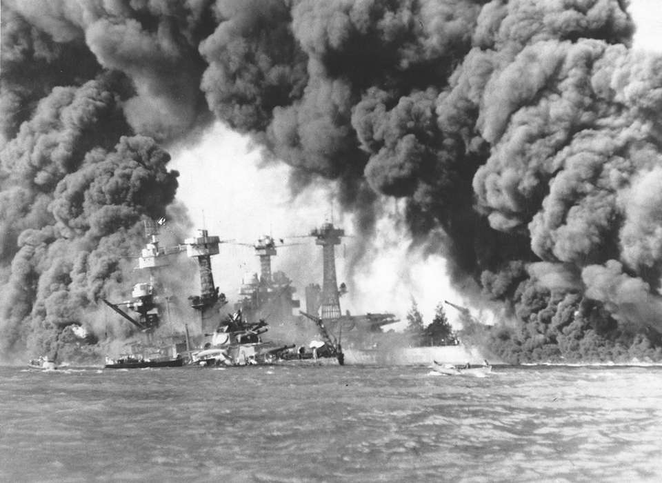 珍珠港事件中日本海軍共派出了6艘航空母艦、300多架戰機，分兩波進行奇襲。