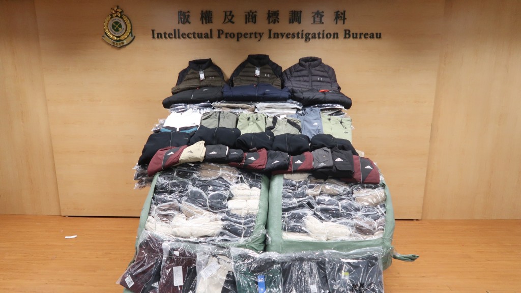 启德小贩卖冒牌衫 海关拘37岁男兼捣破葵涌仓库