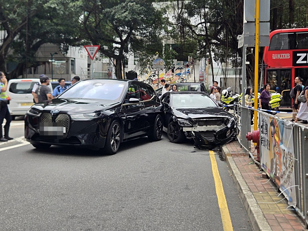 肇事私家車與另一汽車相撞。網上圖片。
