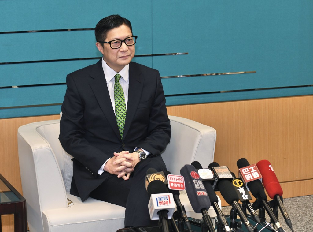 保安局局長鄧炳強就施政報告有關保安局的措施接受傳媒訪問。何君健攝 保安局局長鄧炳強就施政報告有關保安局的措施接受傳媒訪問。何君健攝