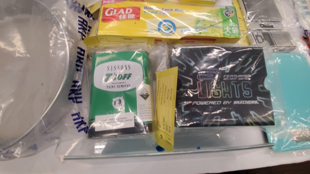 警方檢獲大量毒品包裝工具。