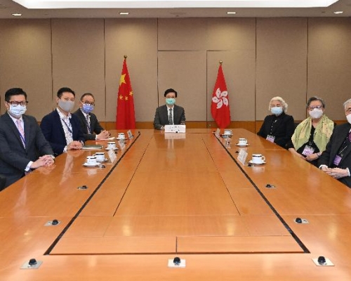 李家超(中)、曾國衞(左三)、徐英偉(左二)、鄧炳強(左一)、梁愛詩(右三) 、范徐麗泰(右二)及劉遵義(右一)。 政府圖片