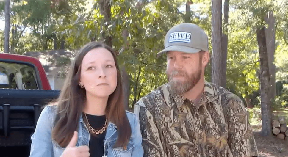 利文斯頓夫婦於9月在沼澤地耗費數小時，終於成功捕獲這條巨鱷，並為牠取名「Chomp Norris」。Fox19Now畫面截圖