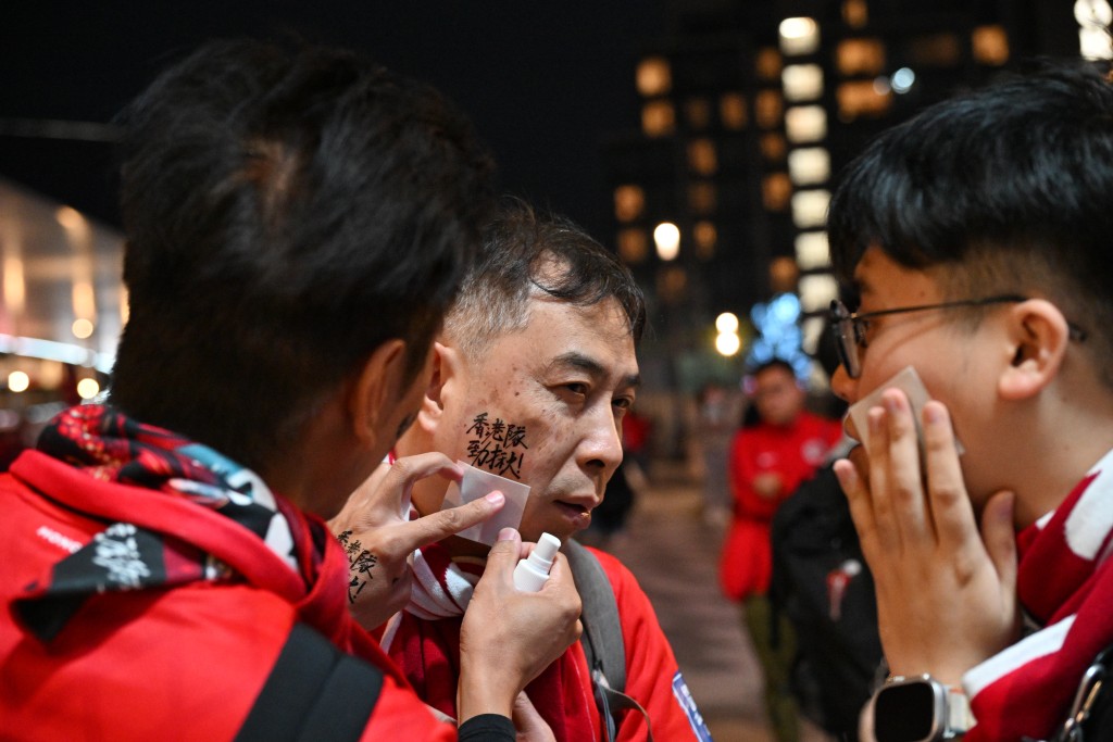 球迷即場貼上寫有「香港隊勁揪」紋身貼紙。