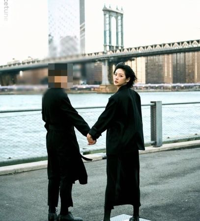 金賽綸曾在IG上分享多張與一名男士牽手互動的「情侶照」，並留言：「Marry」。