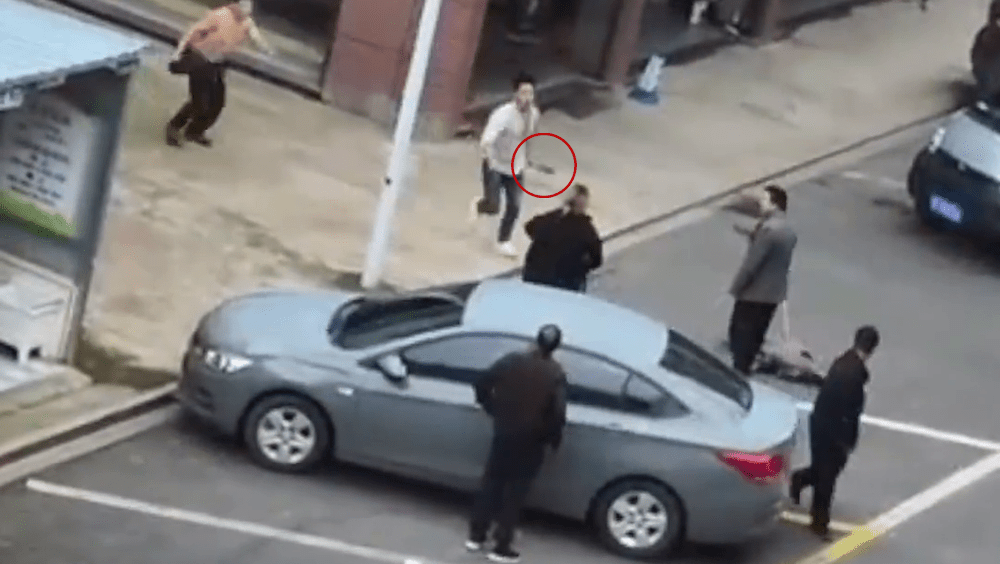 7人因倒車起爭執,一男子當街持刀斬傷2人,幸無人有生命危險。