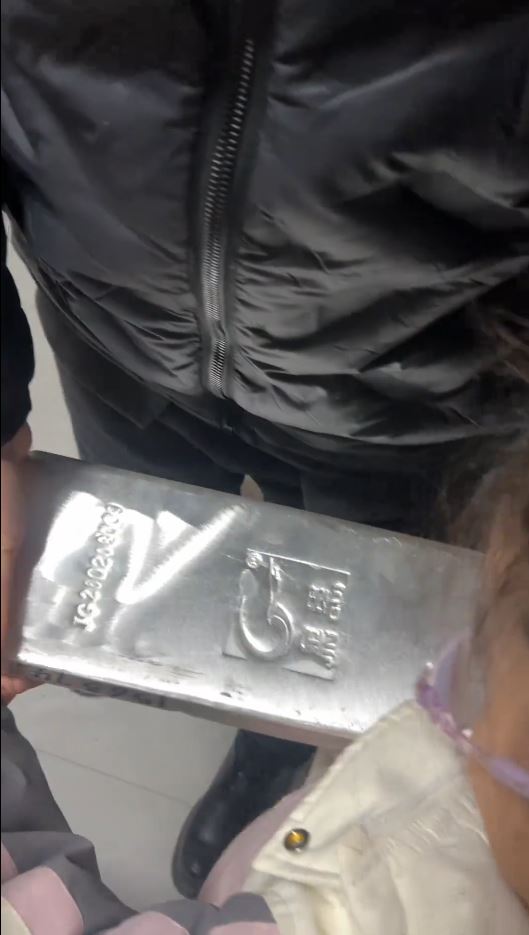 山東有舅舅搬重15公斤銀磚給外甥女做壓歲錢成為佳話。