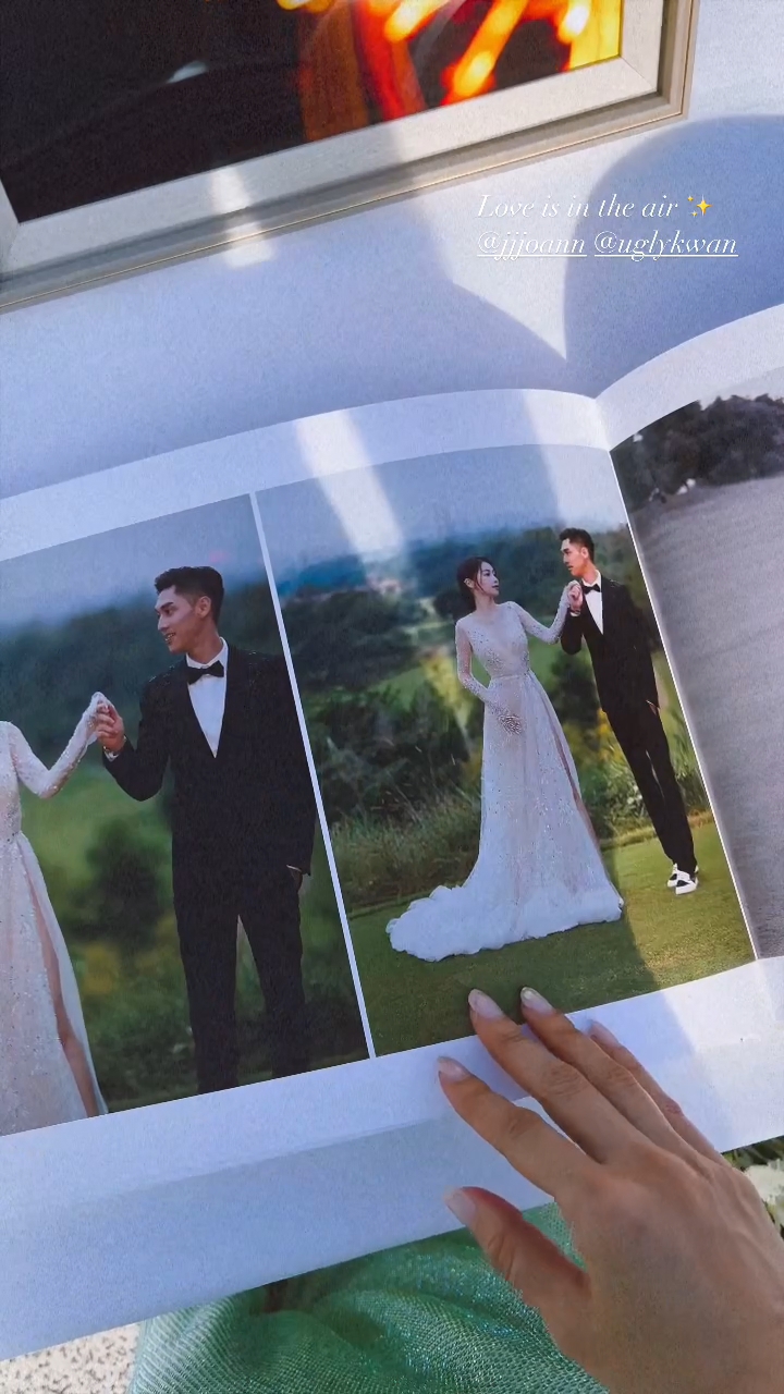 妹妹关美薇分享现场的照片，放有婚纱照相册。