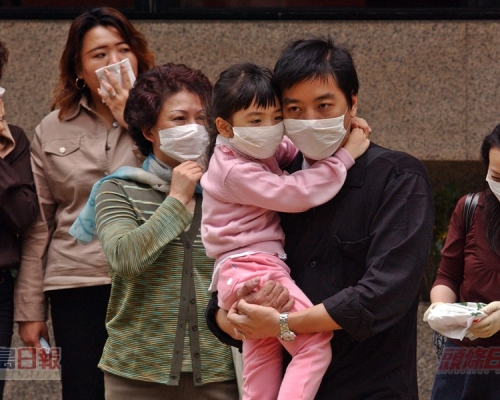 當年的沙士疫情下，市民人人自危，只能戴上口罩自保。資料圖片
