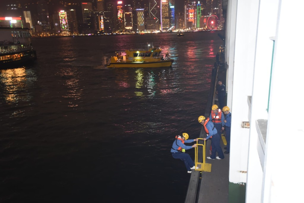 消防在岸邊搜索失蹤女子