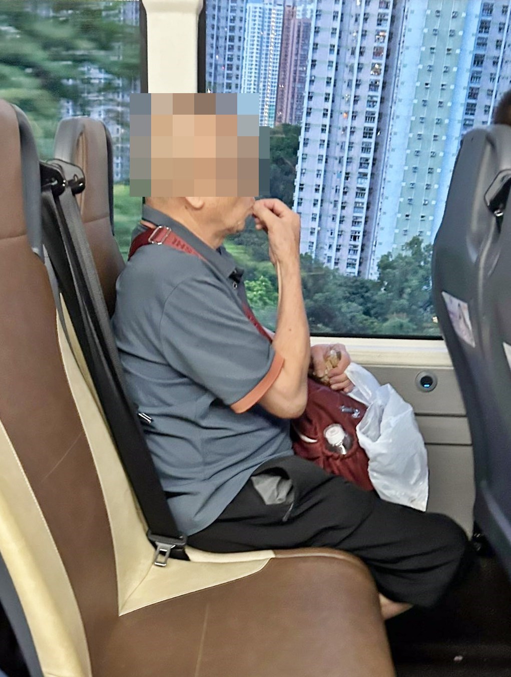 有同車乘客晨早在寂靜的巴士上，因受 不了咯咯聲的剝殼聲而出面指責，並把 大叔的相片放上網公審。結果反應兩極 ，有人力撐樓主，有人卻因為一原因而 非議樓主的舉動，反而有點同情大叔的 遭遇。fb「大埔 TAI PO」截圖