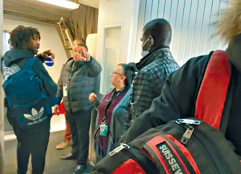 一批黑人被美航人員趕下機，過程被乘客拍下。