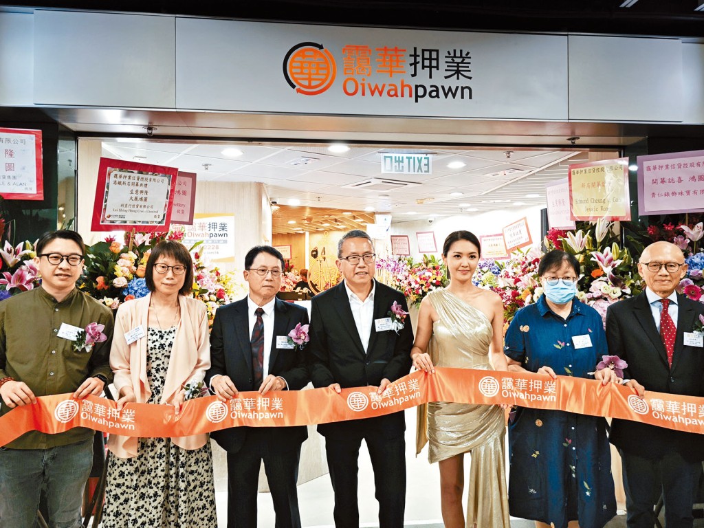 陳啟豪（左四）表示，看好本港貸款需求增長。