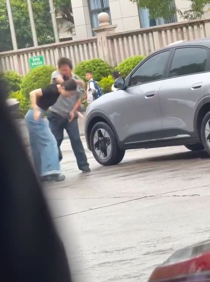 女司机又踢又掴男保安，被对方反手“兜巴星”还击。抖音＠行则将至