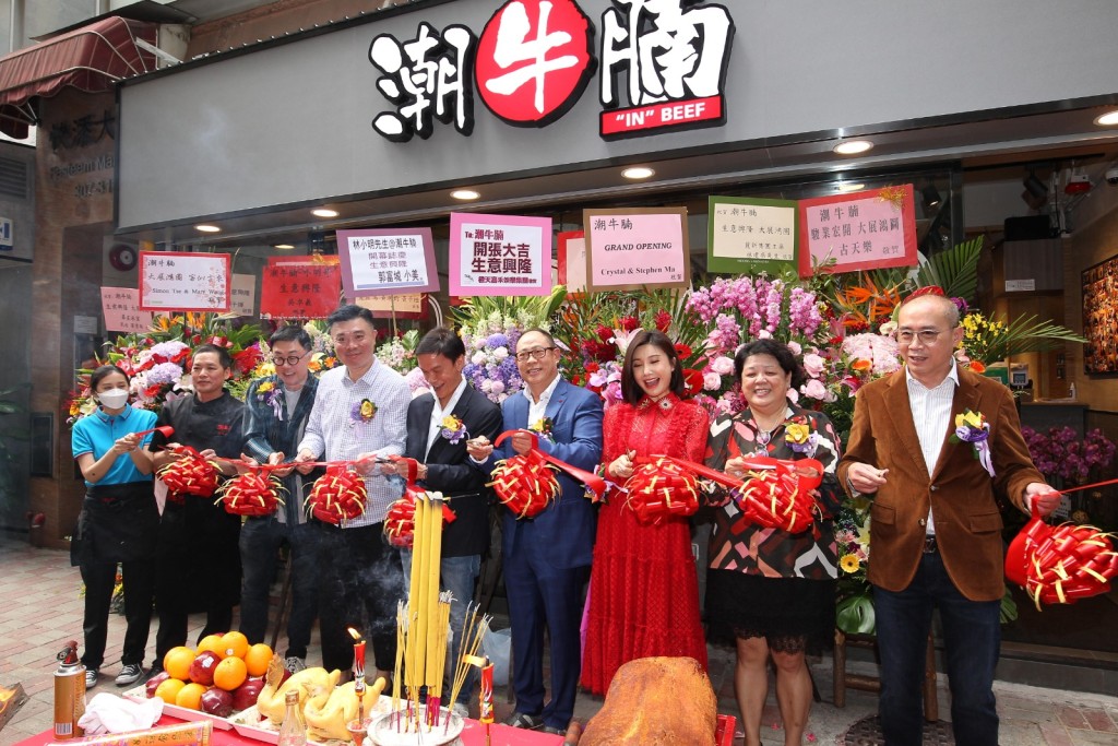 寰宇電影公司老闆林小明(右)在灣仔開設的食肆「潮牛腩」今午舉行開幕剪綵儀式。