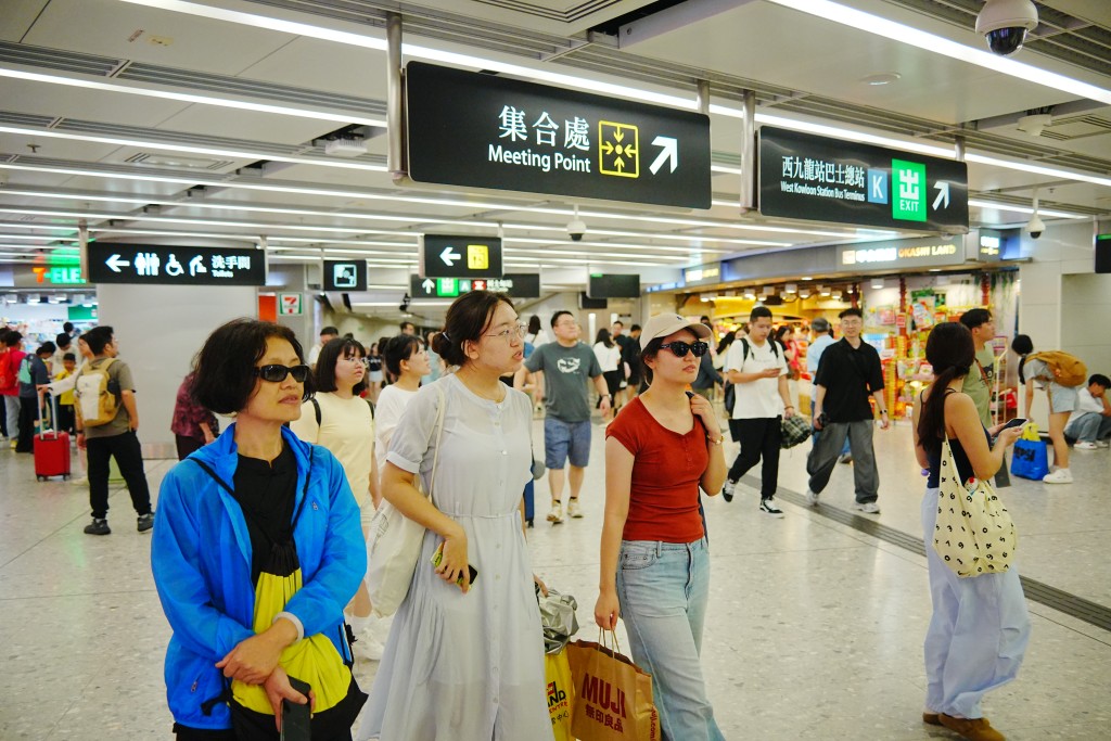 不少旅客選擇經西九龍高鐵站出境和入境。