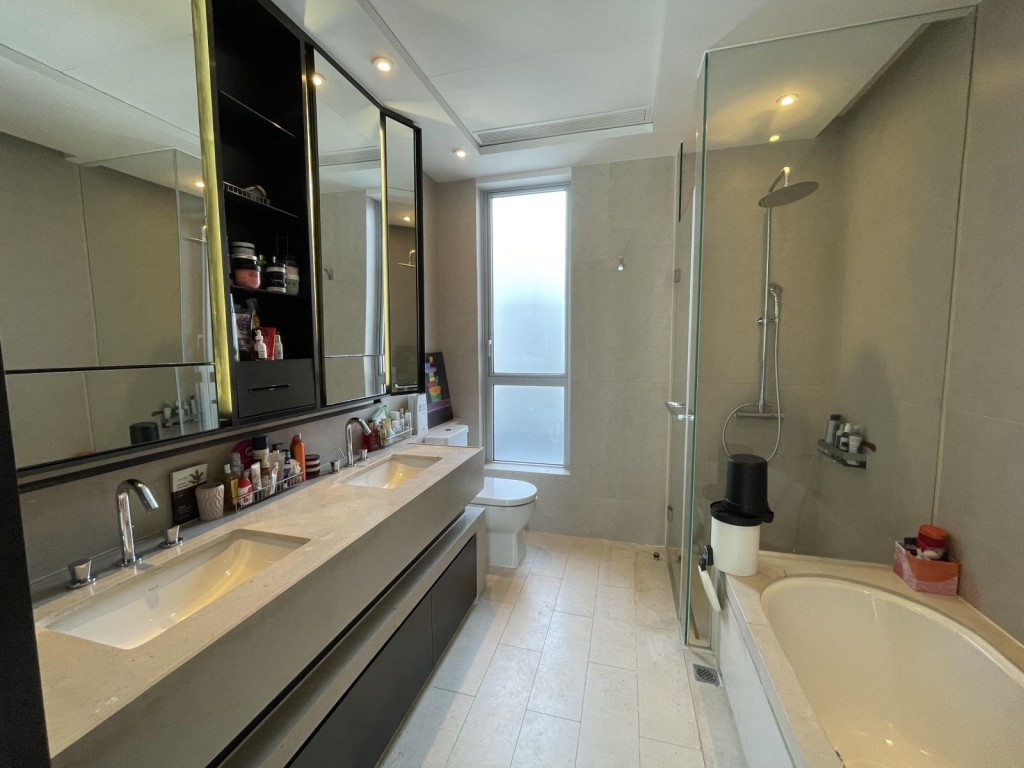 浴室同时设有淋浴间及浴缸，以玻璃门分隔，做到乾湿分离效果。