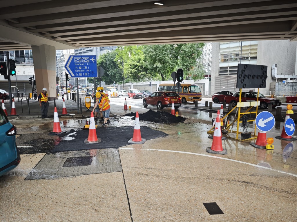 禮頓道1號對開爆地下食水管。 禮頓道1號對開爆地下食水管。