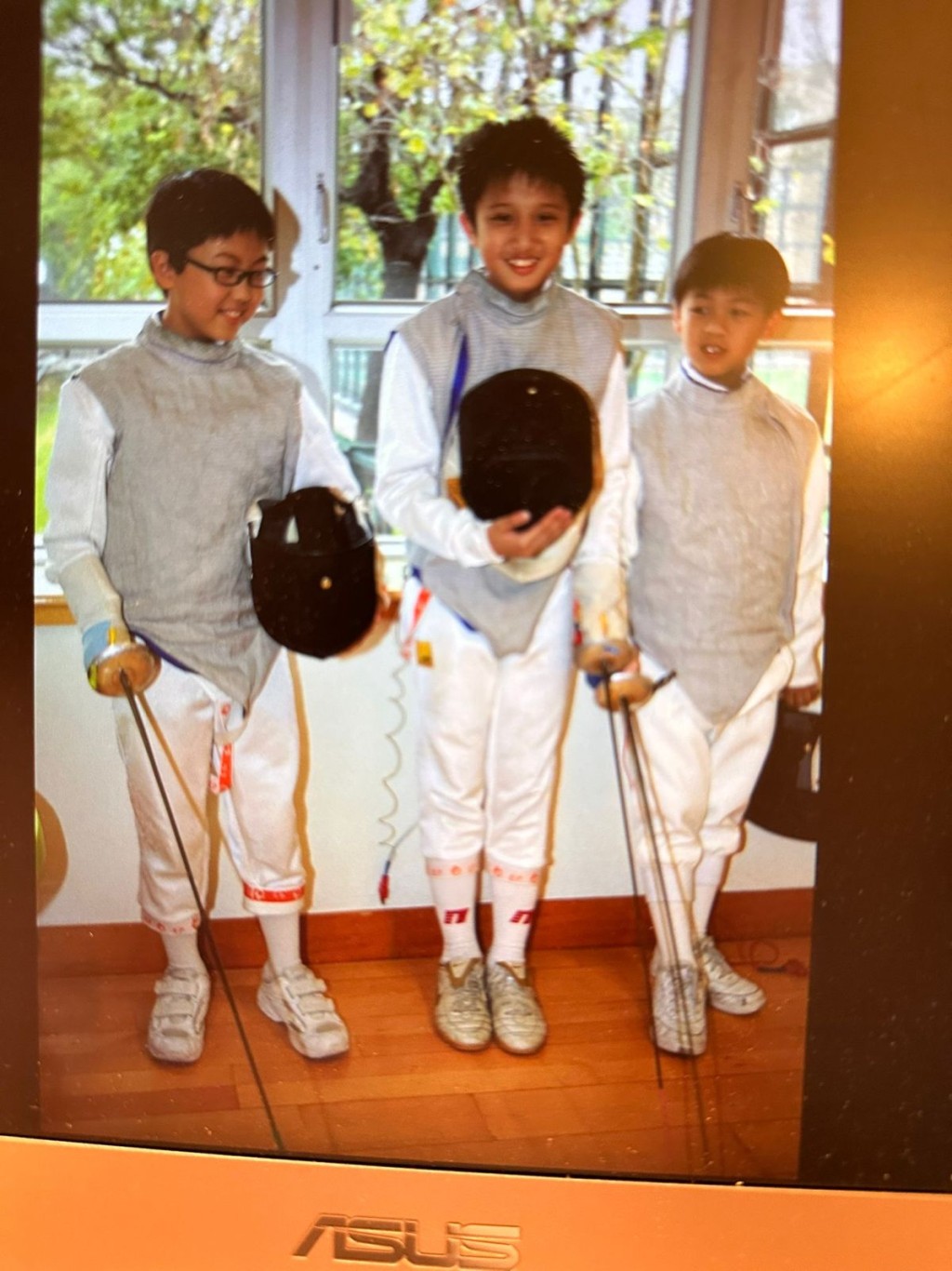 高個子的Ryan(中)自細已比同學們高出一個頭。相片由受訪者提供 高個子的Ryan(中)自細已比同學們高出一個頭。相片由受訪者提供