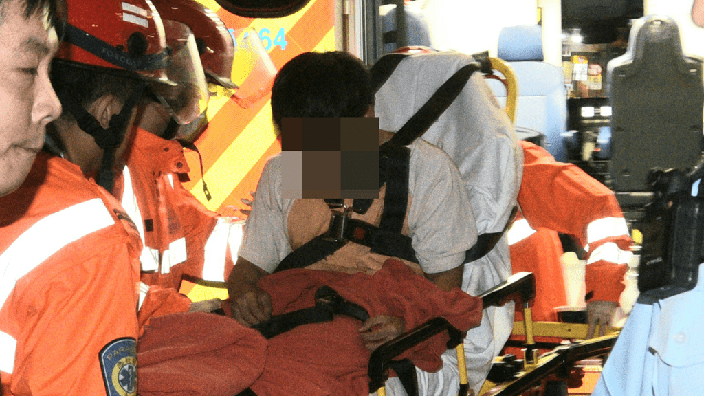男子由救護車送院治理。