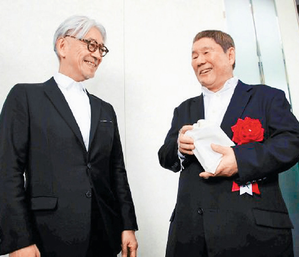 ■与坂本龙一合演《战场上的快乐圣诞》的北野武,留言指只剩下他一人。 ■与坂本龙一合演《战场上的快乐圣诞》的北野武,留言指只剩下他一人。