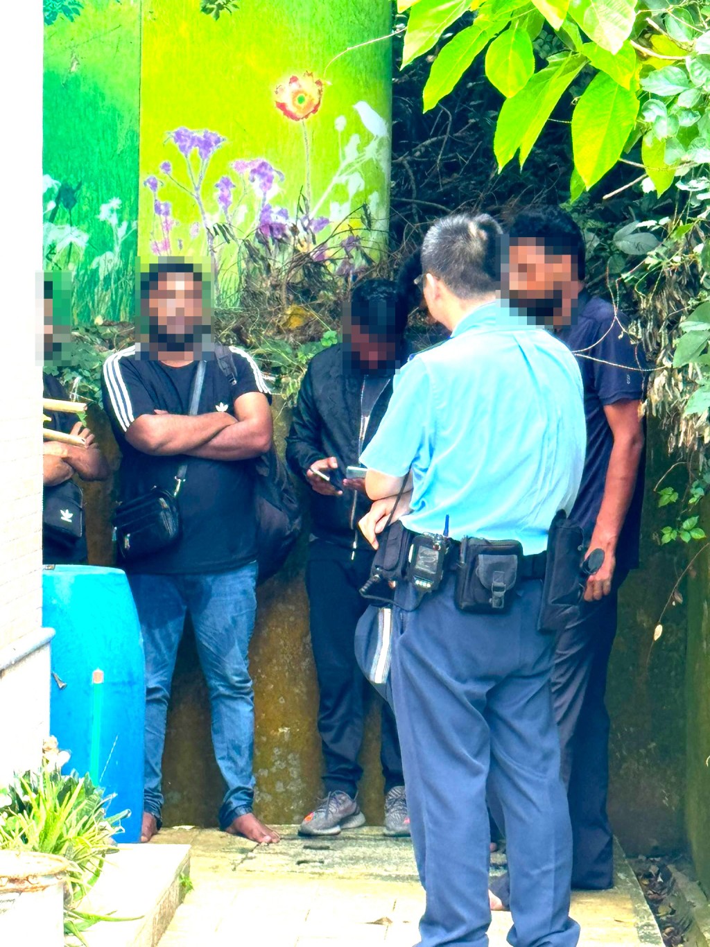 警方当场拘捕5名南亚汉涉嫌「非法入境」。网上图片