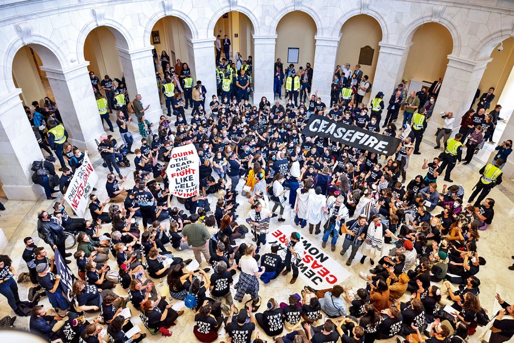 數百人衝入國會山莊的坎農眾議院辦公大樓示威。