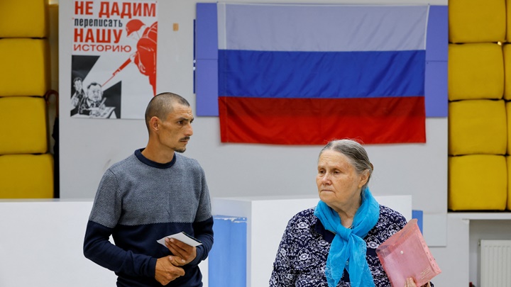 在赫爾松等俄控區的民眾可加入俄籍並取得羅斯護照。路透社資料圖片