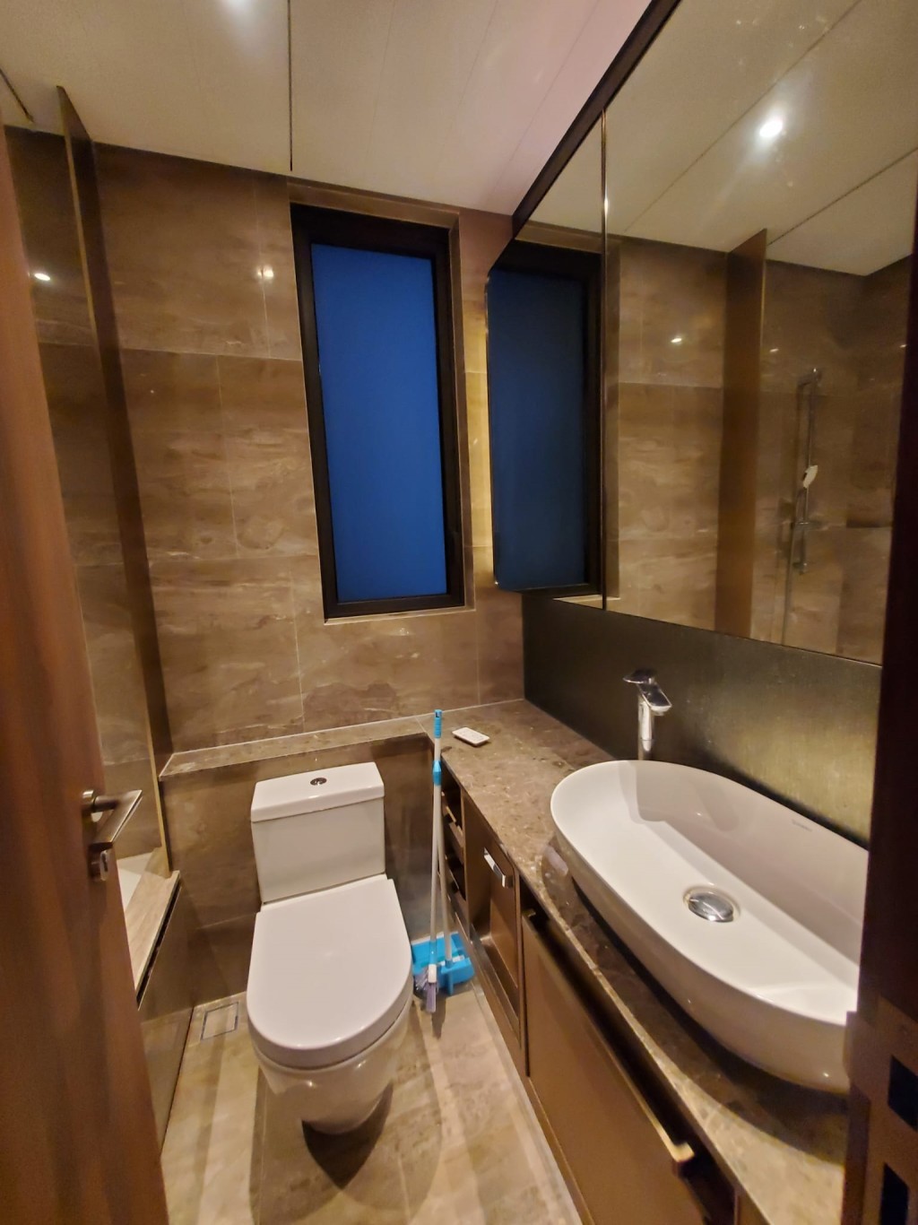 浴室设有窗户，空间通风透气。
