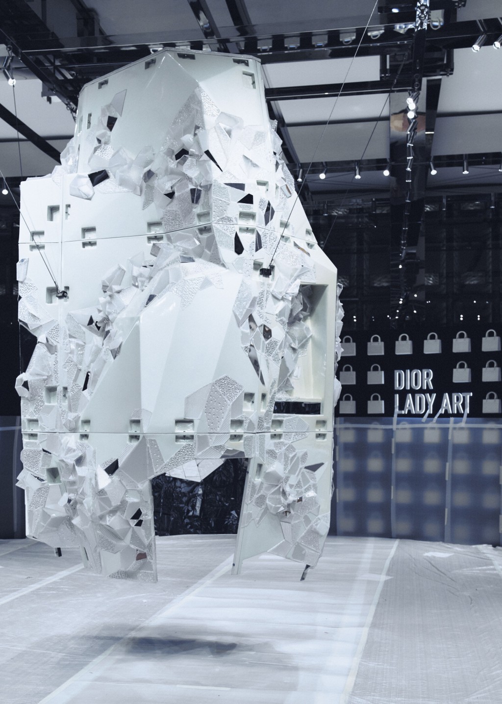 韓國藝術家Lee Bul創作的巨型雕塑Cella，為展覽場地製造吸睛焦點。