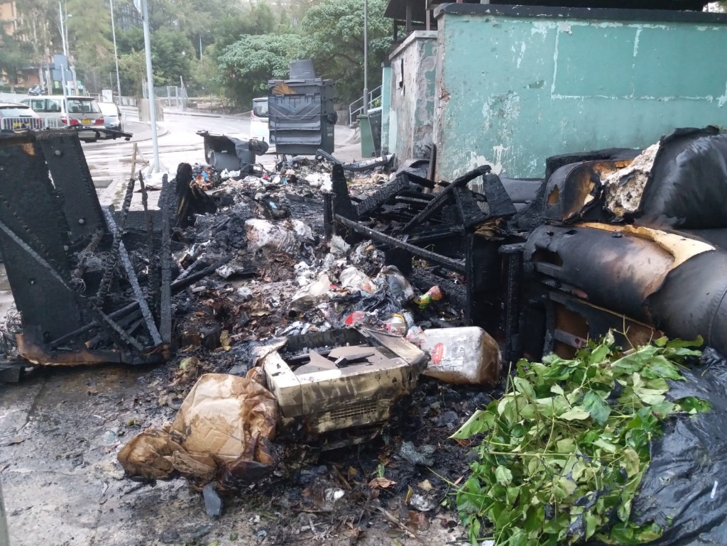 垃圾站內的垃圾被燒毀。