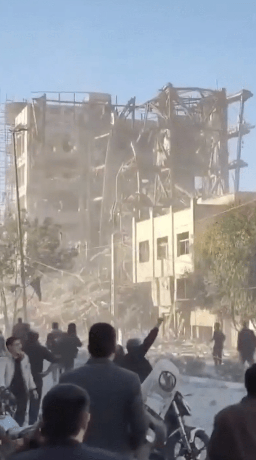 現場流傳的圖片顯示，該建築物在爆炸後徹底坍塌，淪為一片瓦礫。X@etelaf10