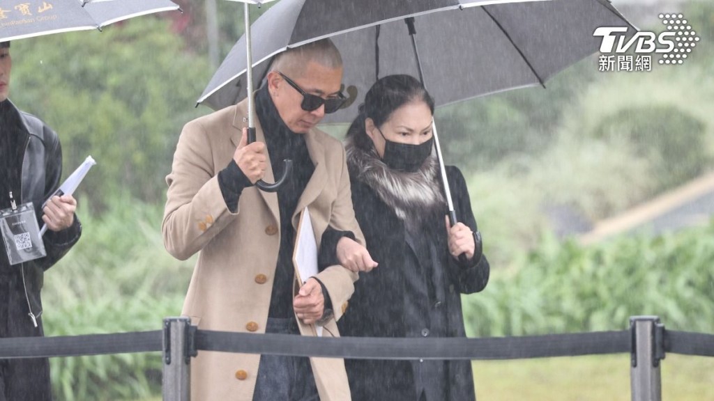 S媽挽著女婿具俊曄手臂步行,一臉哀傷。(TVBS新聞網圖片) S媽挽著女婿具俊曄手臂步行,一臉哀傷。(TVBS新聞網圖片)