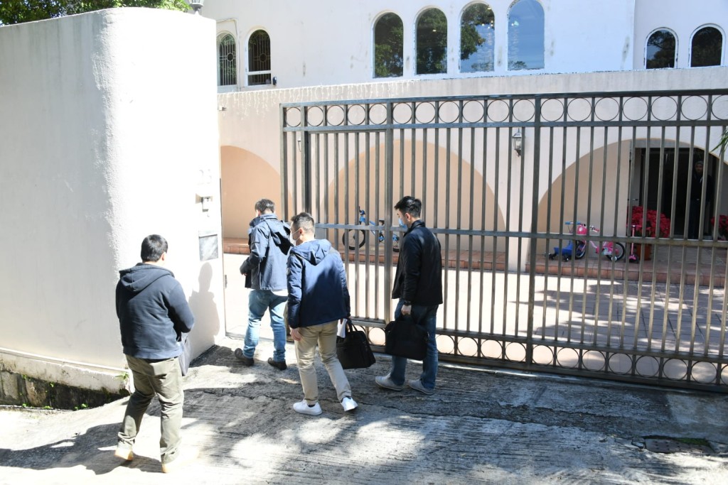 至中午時份外藉男戶主帶領探員入屋調查。楊偉亨攝