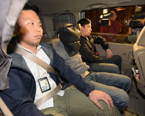 警方晚上將其中一名被捕男子押返住所搜證。黃文威攝