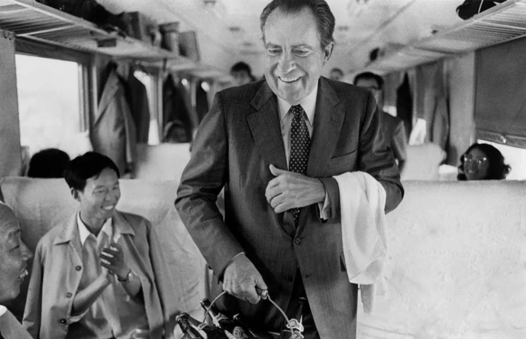 已卸任美國總統的尼克遜訪華，在火車提着一桶青島啤酒充當服務員，展現外交家作風！ （黑白圖片）