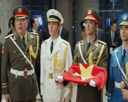 由《我和我的祖國》領銜的幾部「主旋律」電影在票房、口碑、上座率、排片率等全方位「領跑」國慶檔 。　《我和我的祖國》劇照