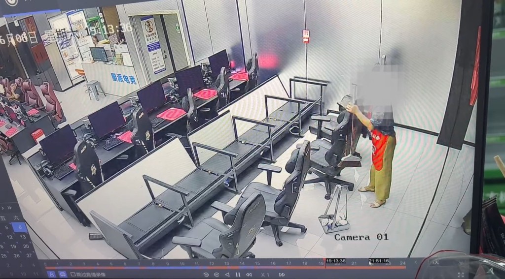 四川雅安清洁阿姨打扫网吧时，把整排电脑打翻落地。