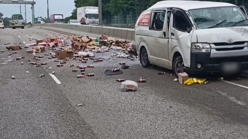 客貨車損毀，車上載着的樽裝烏龍茶及罐裝飲品瀉在路面。網上圖片 