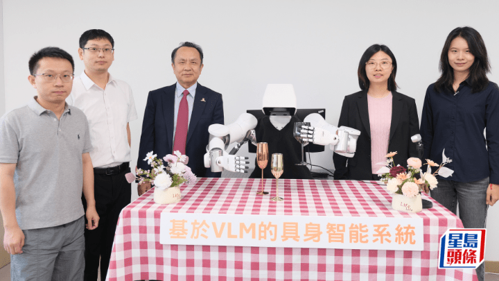 中大研「眼看手模」機械人 模擬人類3D空間認知 (圖片來源：中大)