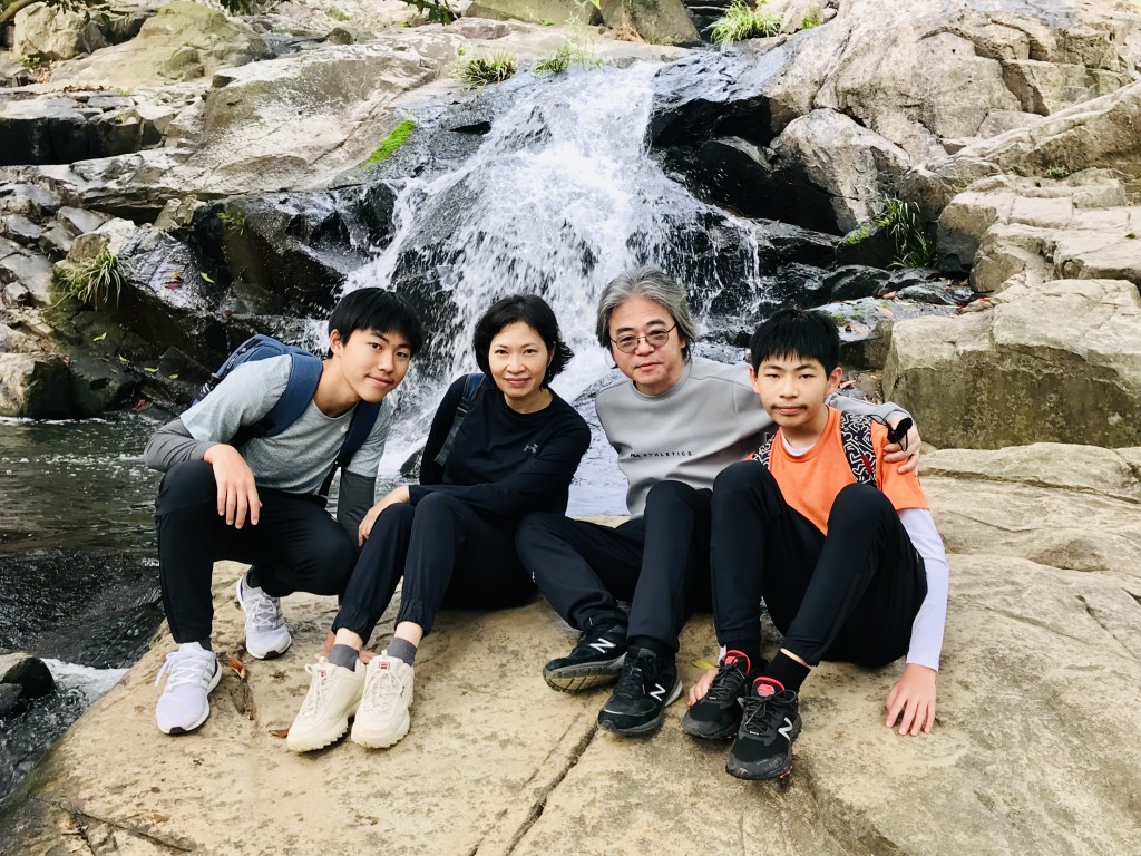 劉氏一家四口均熱愛繪畫,旅行時更會隨身帶備寫生簿。 劉氏一家四口均熱愛繪畫,旅行時更會隨身帶備寫生簿。
