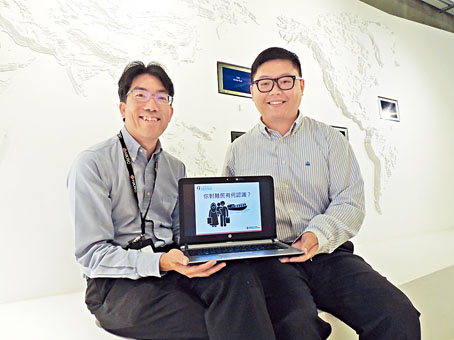 司徒建達期望，通過教材套加強師生對人道議題的認知，從而思考如何行動。旁為趙家豪。