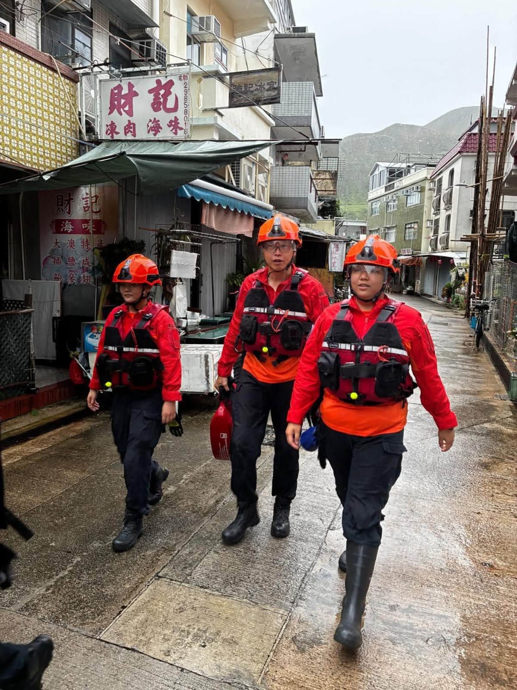 民安隊派員到大澳巡邏,協助居民防風防汛。FB:民安隊 民安隊派員到大澳巡邏,協助居民防風防汛。FB:民安隊