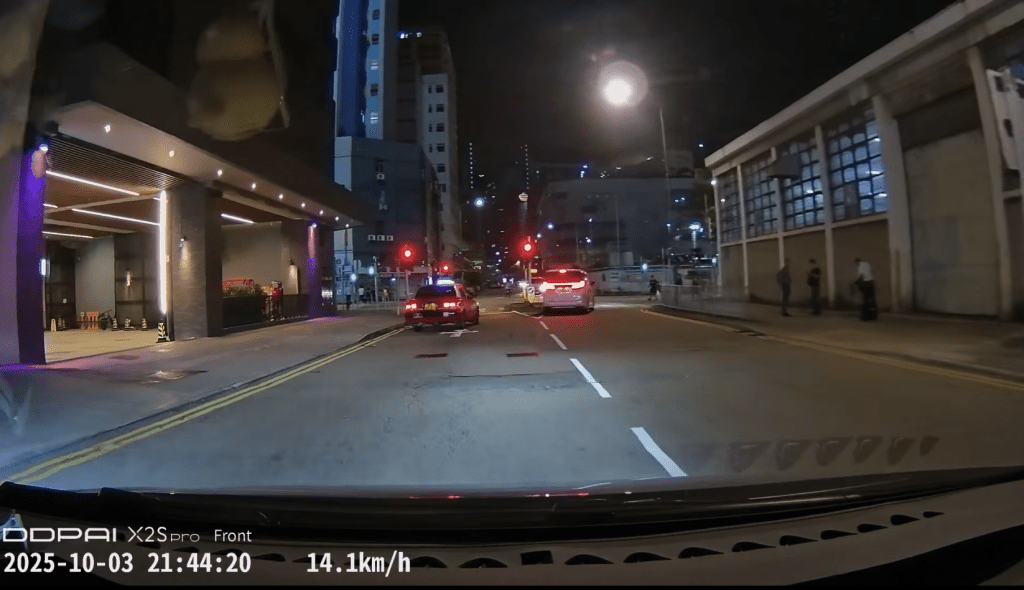 第三段影片則拍到白色七人車沿建豐街往震寰路方向駛去，當時紅燈，司機見狀越過一輀的士，違規切入對頭行車線並「衝燈」，繞過安全島轉彎駛走。fb「香港突發事故報料區及討論區」