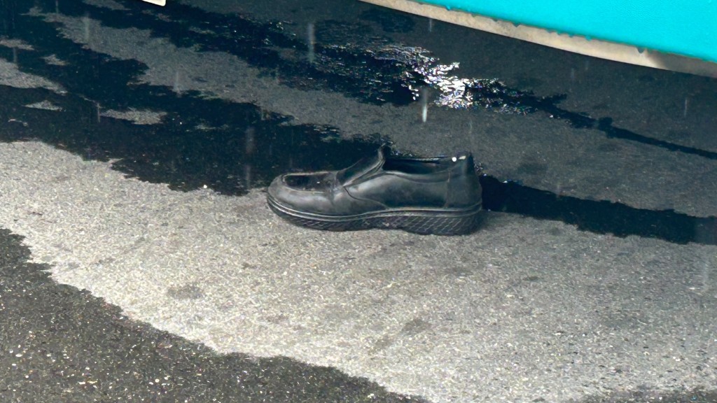車底遺下一隻鞋。 車底遺下一隻鞋。