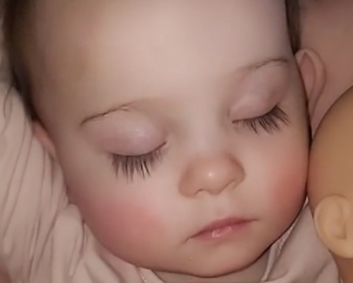 美國一歲女B超長睫毛爆紅。網上圖片