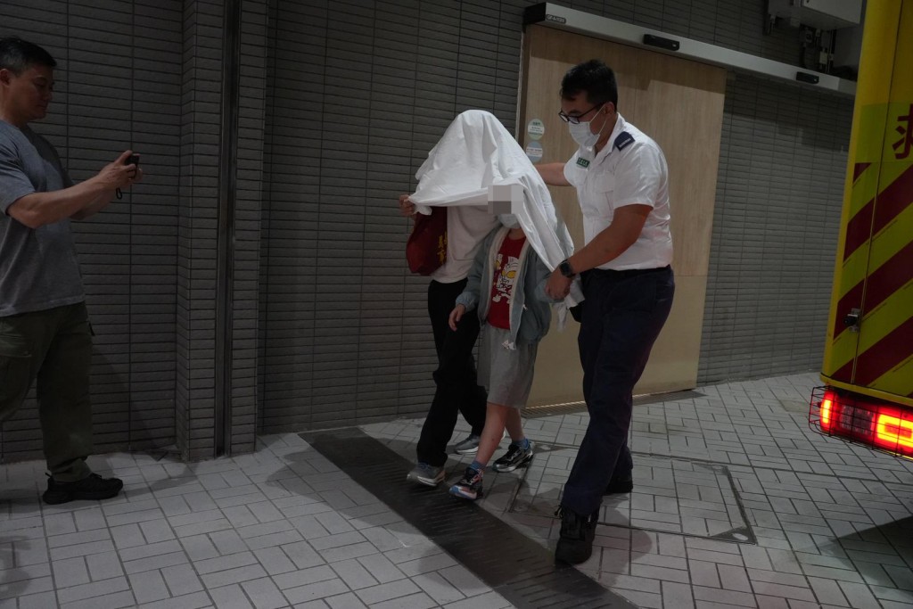 兩名小童送院檢查。曾志恒攝